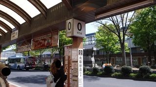 木々に囲まれたバスターミナル