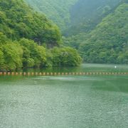 緑深いダム場所にある湖でした。