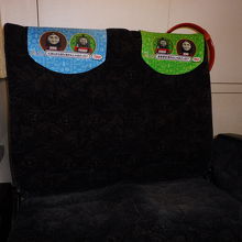 座席のヘッドカバーもトーマスのキャラクターが・・・