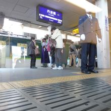 下の階は目線正面がホーム、面白い！