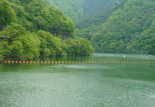 緑深いダム場所にある湖でした。