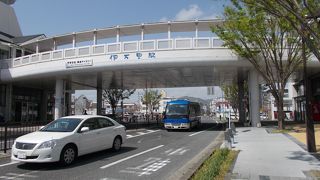 JR九州と松浦鉄道の2社が乗り入れています。
