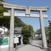 幸橋の北側のたもとにあります。