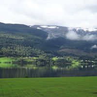 ホテルの前に広がる湖畔