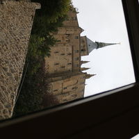 窓から見えるミカエル像