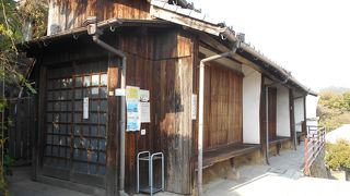 階段や坂道を登っていきます