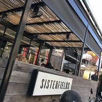 ホテル近くのレストラン。おすすめのシスターフィールズ