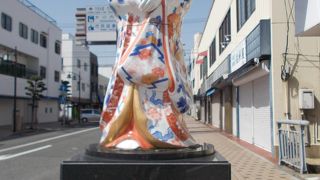 伊万里駅から北にのびる古伊万里美人像が2つあります。