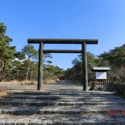 鳥居と山の景観がいい