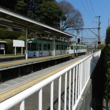 京阪電車と石山寺駅