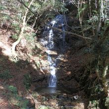 流れる滝は「音無の滝」です。