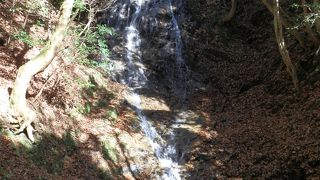 三千院のＴ字路から徒歩約20分で「音無の滝」