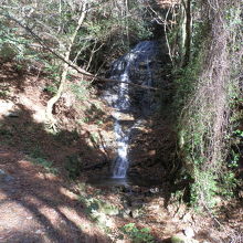 「音無の滝」です。晩秋の太陽光線で影が長くなります。