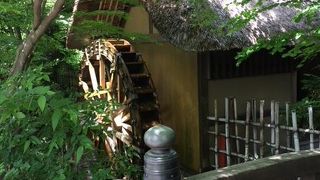 穀物を挽く水車