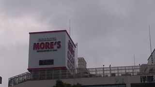 京急川崎駅から直ぐの場所にあります。