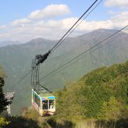 観光客はロープウエイとリフトで石鎚山神社まで