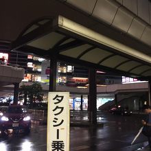 雨の日はタクシー乗り場は長蛇の列です。