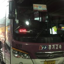 東ソウル&#8644;安東 とバスに表示されています。乗車時