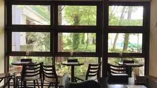 靱公園を借景に落ち着いたカフェ