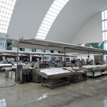 清掃中の綺麗な市場