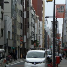 出世不動尊のある通りです。神田不動通り商店会の旗が多いです。