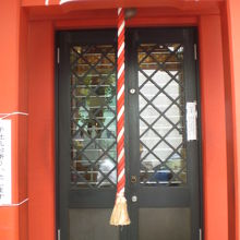 神田出世不動尊の社殿の様子です。赤い社殿の色が印象的です。