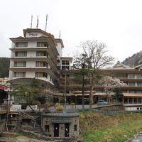 温泉街の奥にあります