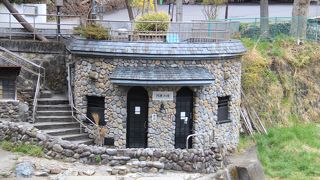 名前と裏腹に屋内の小さな浴槽