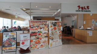 窓側のお席は滑走路が見えるのよー