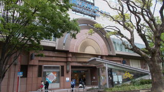 福岡天神のソラリアターミナルビル2階にあります。