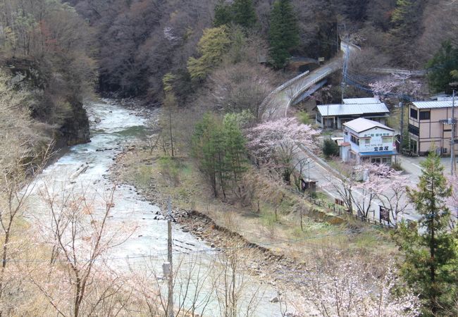 山間の小さな温泉