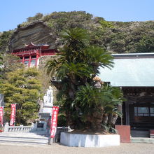 本堂の横には延命地蔵尊、上には観音堂があります。