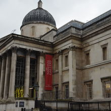 正面のナショナル・ギャラリー