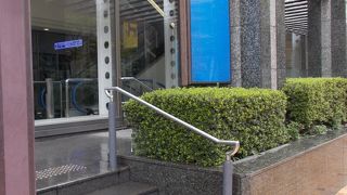 この駅は2つの地下鉄の路線が乗り入れています。