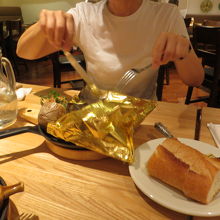 つばめ風ハンブルグステーキはアルミフォイルに包まれてます