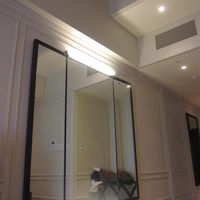 幅180cmありそうな立派な壁掛け三面鏡