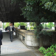 親柱、解説板と併せ、弾痕がある鎌倉橋の欄干と歩道の状況です。