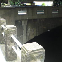 鎌倉橋の北側の袂の状況と損傷が残っている手前の柵の様子です。