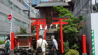 赤い鳥居が目立っていました