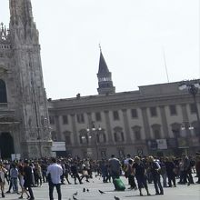 ドゥオーモの隣にある建物です