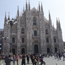 大聖堂ドゥオーモの隣に位置しています