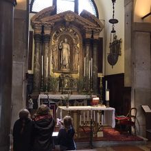 祭壇にはイエス・キリストの像が