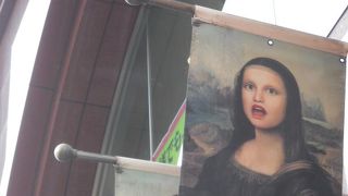 なんちゃってモナリザが店頭に・・