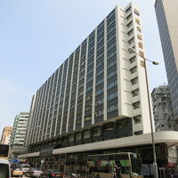 駅からも目立つホテル壁面にホテル名が大きく書かれてます