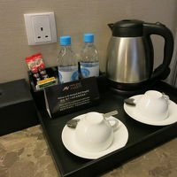 コーヒーセット、ミネラルウォーター、冷蔵庫の中のコーラも無料