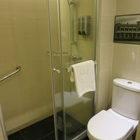 使い勝手の良いバスルーム、ガラス戸なのでトイレも濡れない