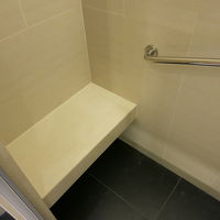 可動式のシャワーが届く位置に椅子（これが最高に便利）