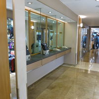 エレベーターホールからエントランス