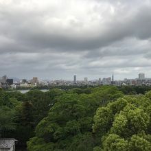 舞鶴公園の真ん中にある天守台跡からの眺め
