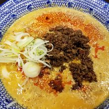 マイルドな辛さの白ゴマ担担麺です